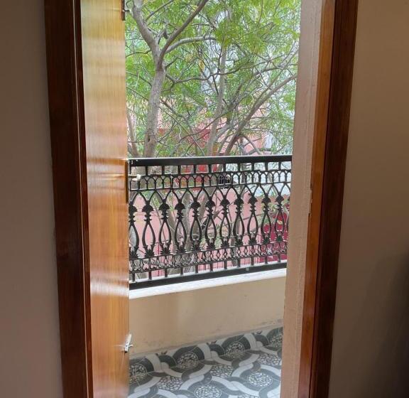 اتاق استاندارد سه تخته با بالکن, Lax Residency, White Town, Pondicherry