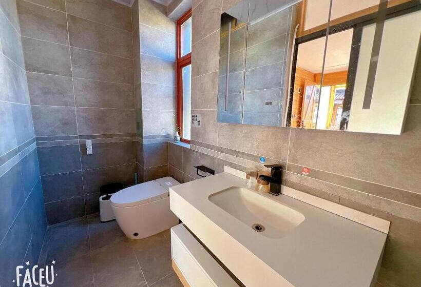 Четырехместный Номер Стандарт с Балконом, Lijiang Shitian B&b