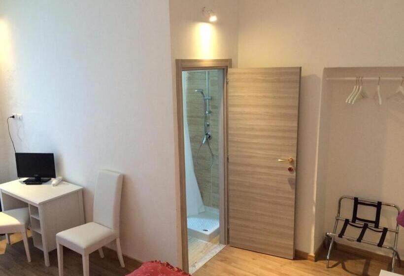 اتاق ساده سه‌ نفره, Relais La Corte Dei Cavalieri