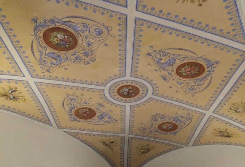 اتاق ساده سه‌ نفره, Relais La Corte Dei Cavalieri