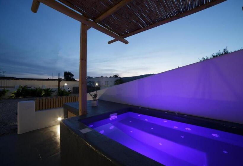 Номер Deluxe, Athiri Luxury Suites