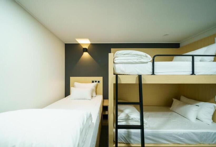 חדר סטנדרט לשלושה, The Stay Hue Myeongdong