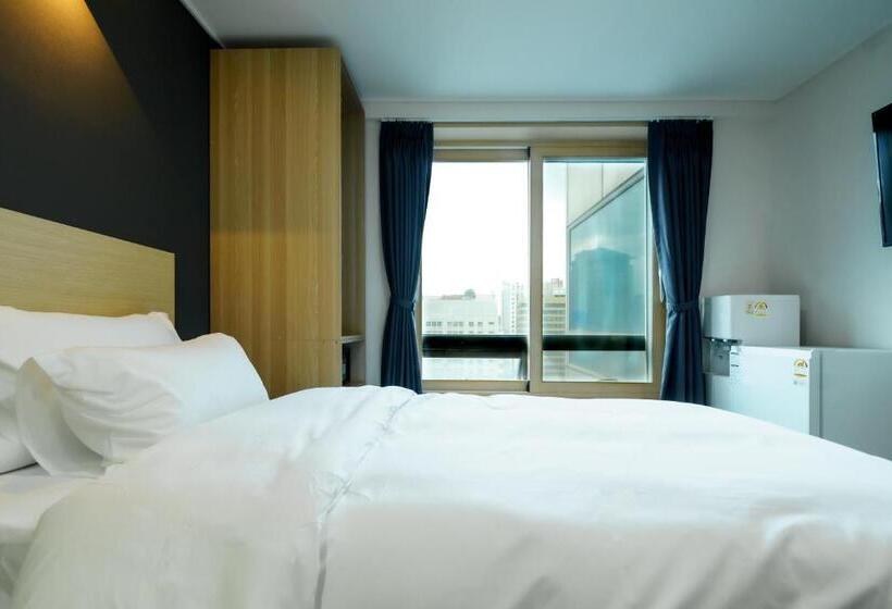 חדר סטנדרט לשלושה, The Stay Hue Myeongdong