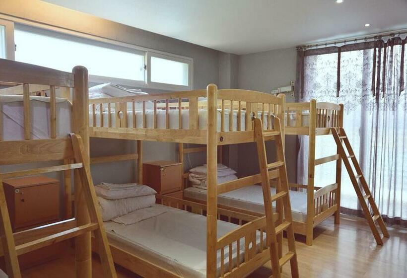 Кровать в Общей Комнате, Andong Poonggyung Hostel N Library