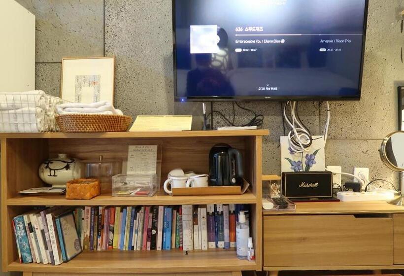 패밀리 스위트, Andong Poonggyung Hostel N Library