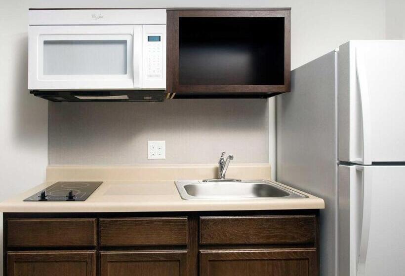 חדר סטנדרט מותאם לאדם עם מוגבלויות, Woodspring Suites Fargo North Near Ndsu