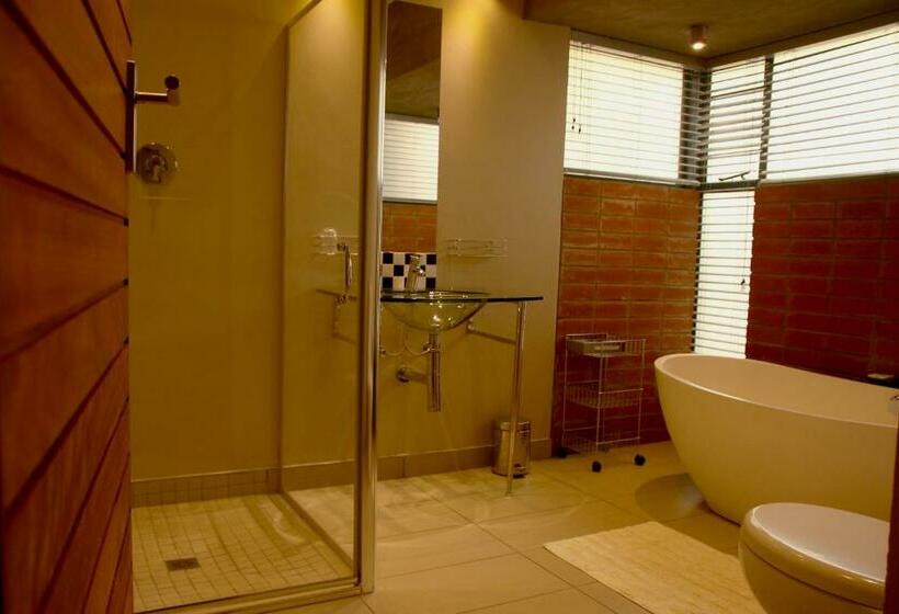 חדר משפחתי, Dias Guest House