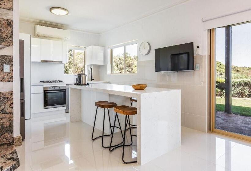 Апартаменты 2 Спальни, Canal Rocks Beachfront Apartments