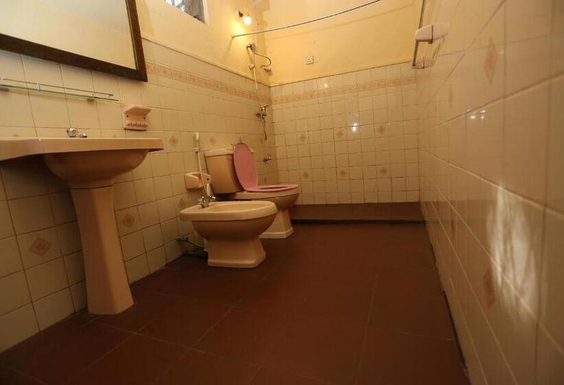 Standard Triple Room, Tree Breeze Inn