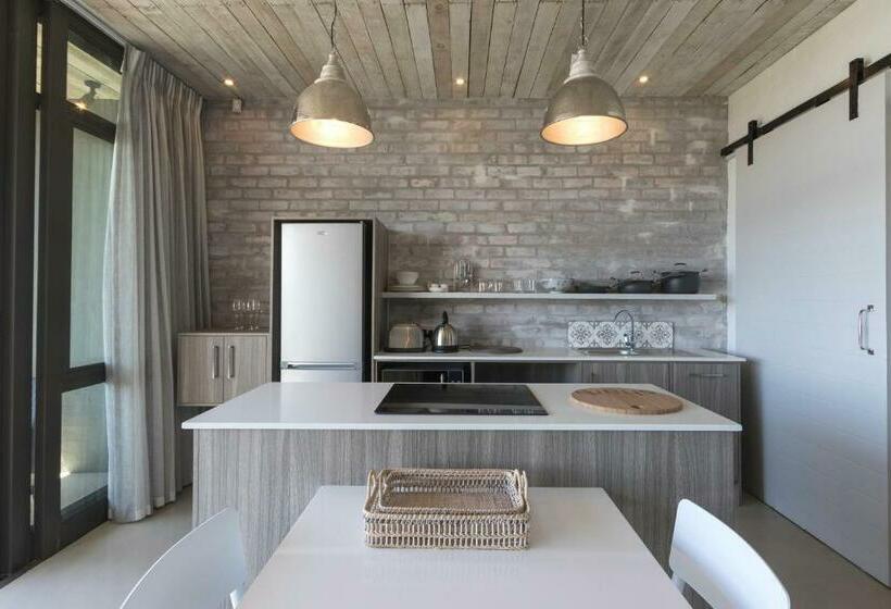 Люкс, The House Quarters