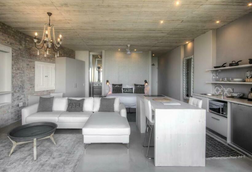 Люкс, The House Quarters