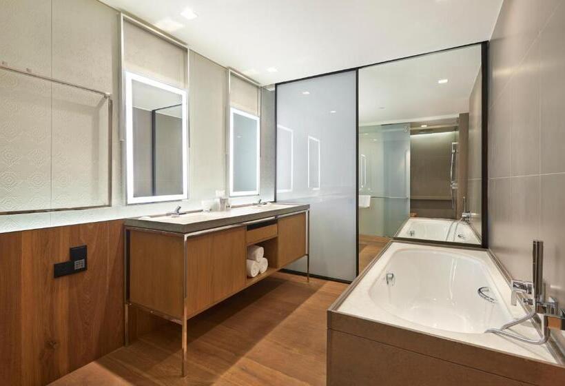 Люкс с Видом, Andaz Delhi, By Hyatt