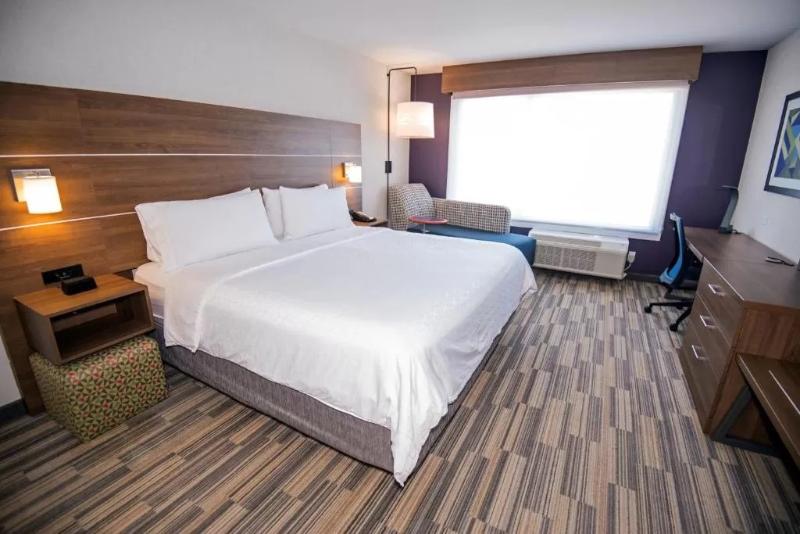 キングサイズベッドのスタンダードルーム, Holiday Inn Express   Red Deer North, An Ihg
