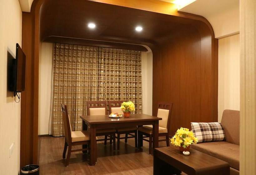 سوییت لوکس, The Thangam Grand
