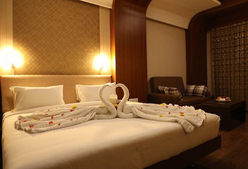 سوییت لوکس, The Thangam Grand