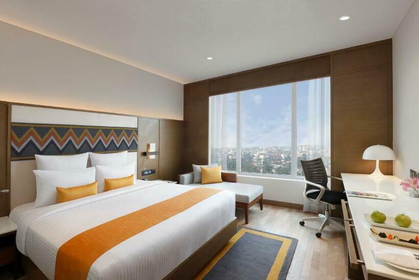 带大床的高级房间, Novotel Guwahati Gs Road