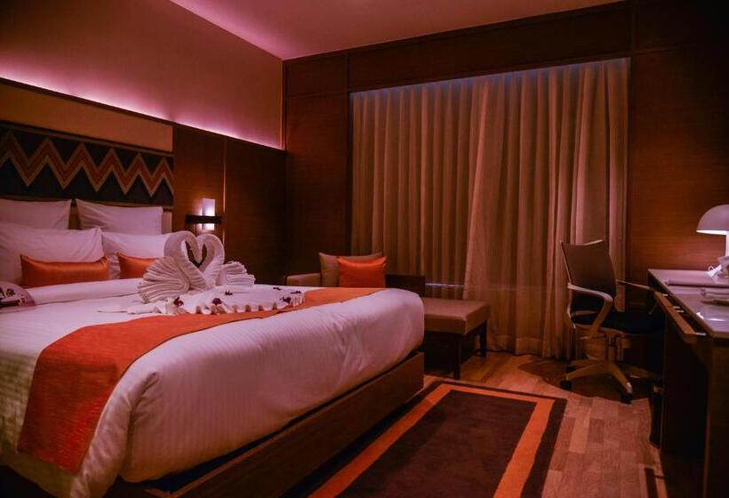 带大床的行政房间, Novotel Guwahati Gs Road
