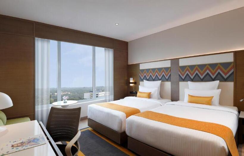 带大床的行政房间, Novotel Guwahati Gs Road