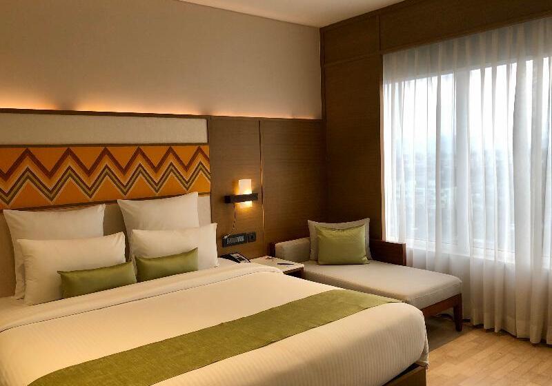 带大床的高级房间, Novotel Guwahati Gs Road