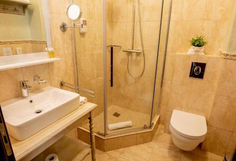 Junior Suite, Magus
