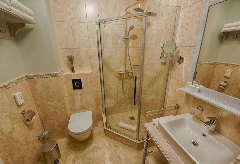 Junior Suite, Magus
