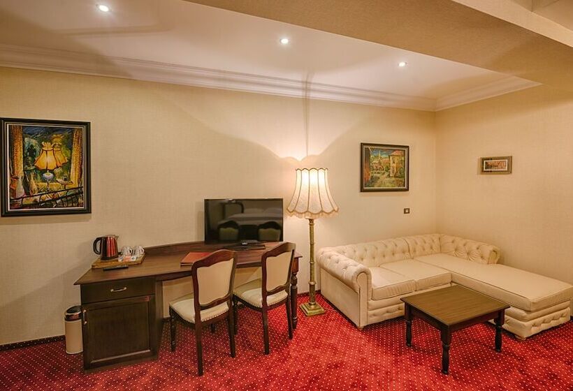 Junior Suite, Magus