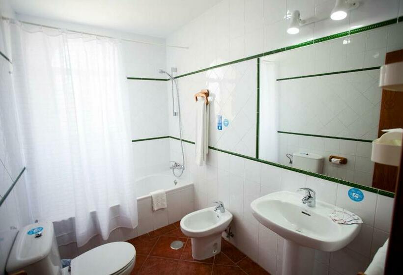 اتاق استاندارد سه نفره, Hostal Los Pinos
