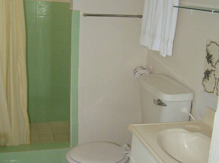 استودیوی استاندارد, Round Rock Apartments On Sea