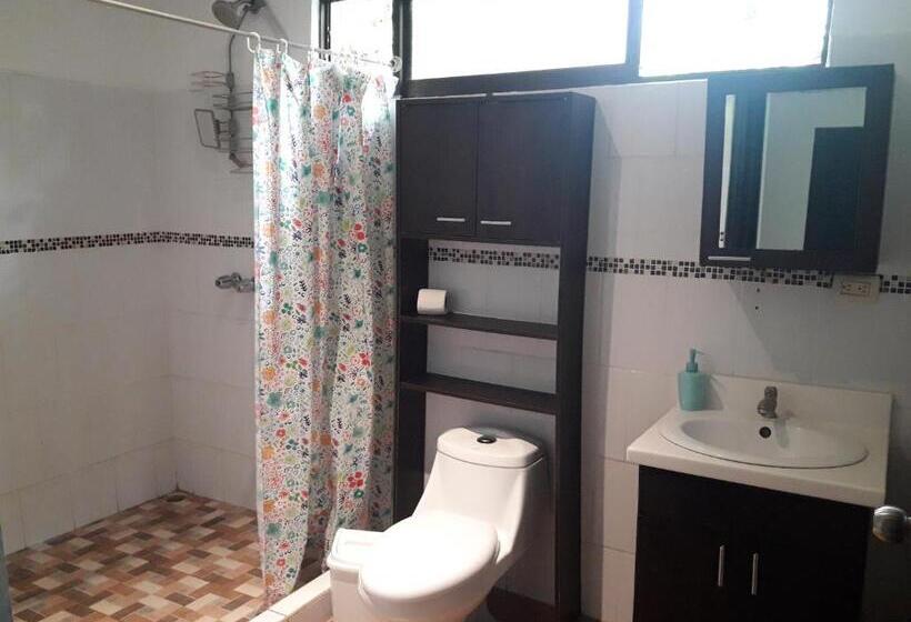 Номер Стандарт Трехместный, Aracari Garden Hostel