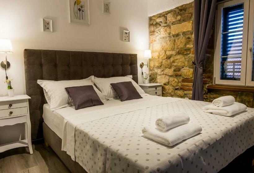 חדר סטנדרט, Xiv Century Rooms