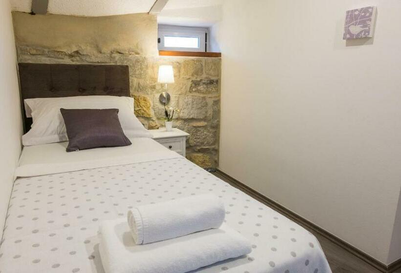 Номер Стандарт Трехместный, Xiv Century Rooms