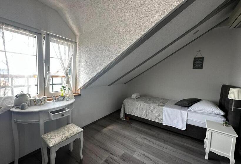 חדר סטנדרט לשלושה, Xiv Century Rooms