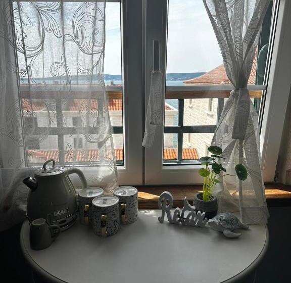 חדר סטנדרט לשלושה, Xiv Century Rooms