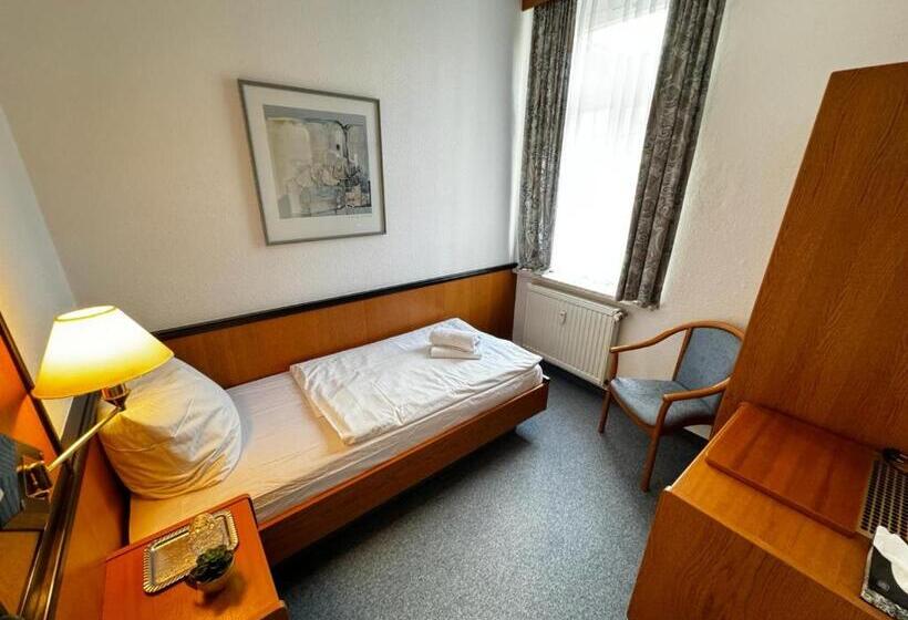 Quarto Estandar Individual, Zur Eiche