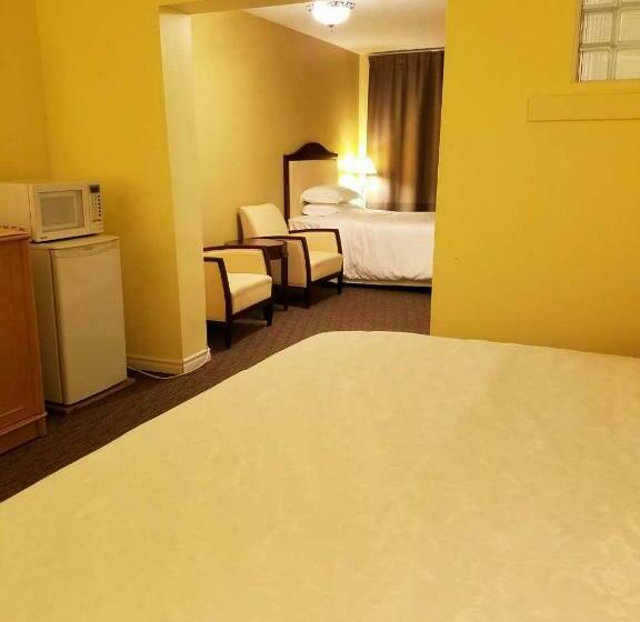 皇家套房, 7 West Motel