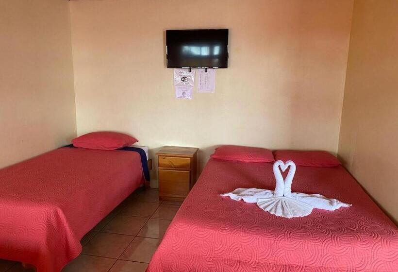Economy Quadruple Room, La Puesta Del Sol B&b