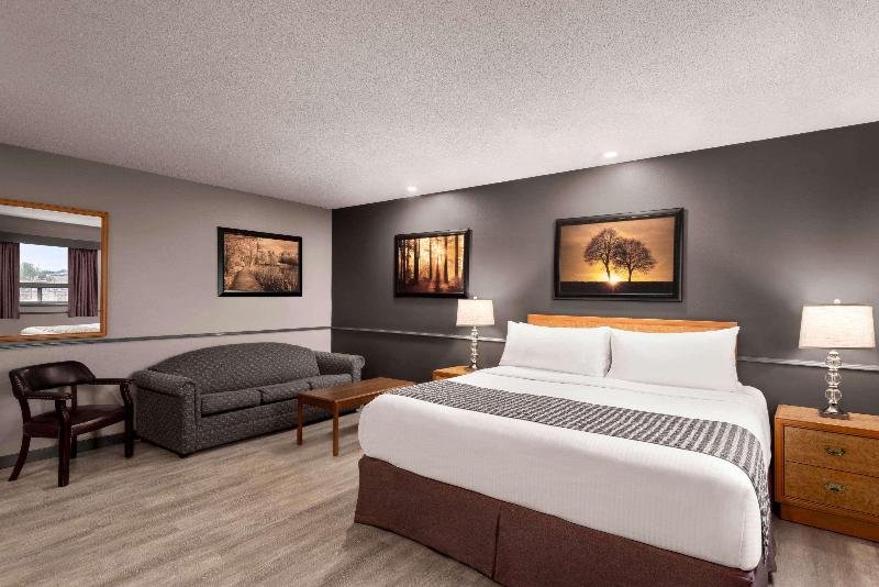 스탠다드 룸 킹사이즈 침대, Travelodge By Wyndham Brandon