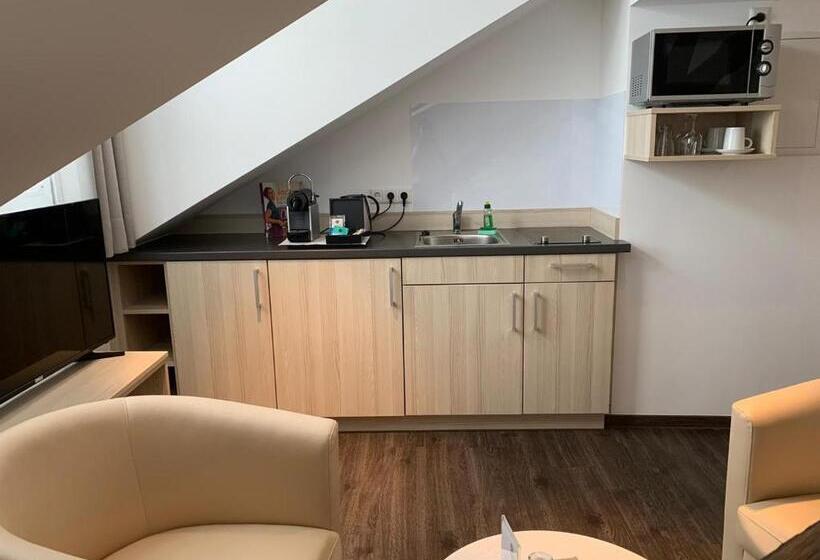 Junior Süit, Best Business Buhl  Boardinghouse