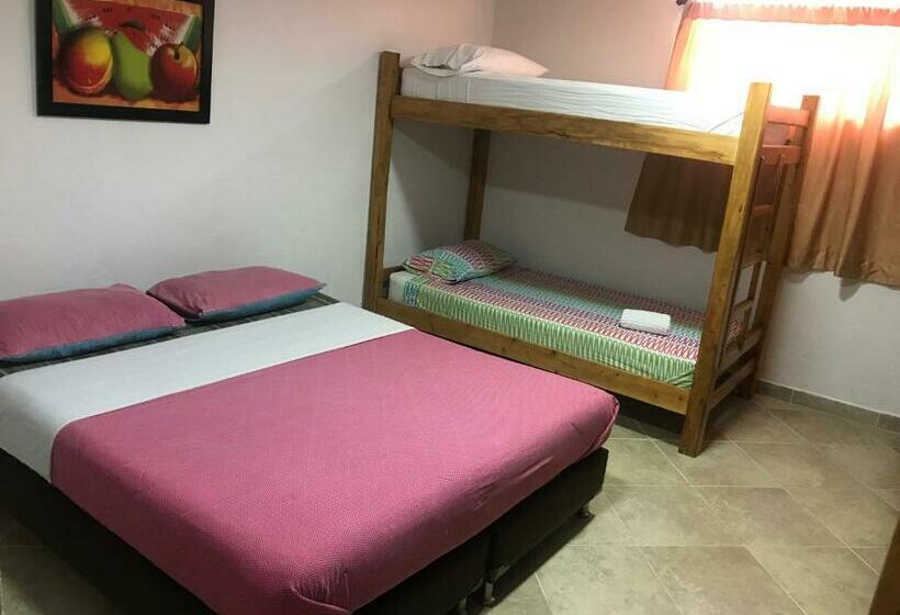 Четырехместный Номер Стандарт, Hostal El Hangar