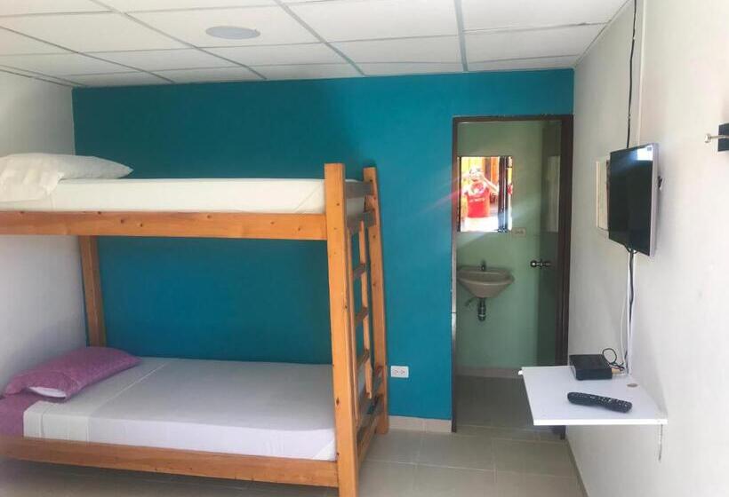 Трехместный Номер Базовый, Hostal El Hangar