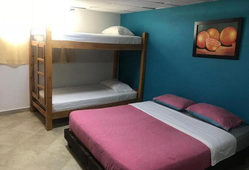 Семейный Номер, Hostal El Hangar
