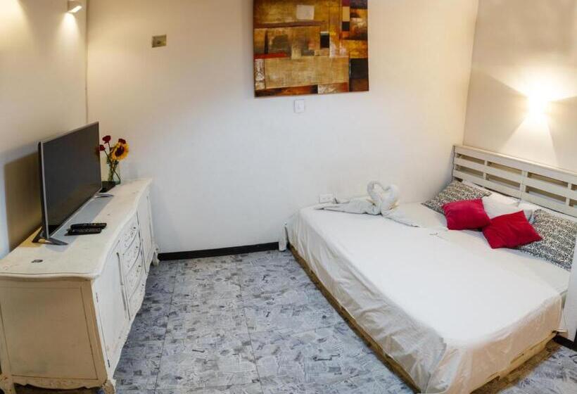 디럭스 트리플 룸, Aroha Villana Hostel