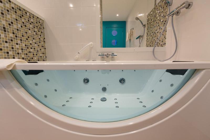 غرفة قياسية مزوَّدة بجاكوزي, Citotel Le Regina Bordeaux Gare Saint Jean