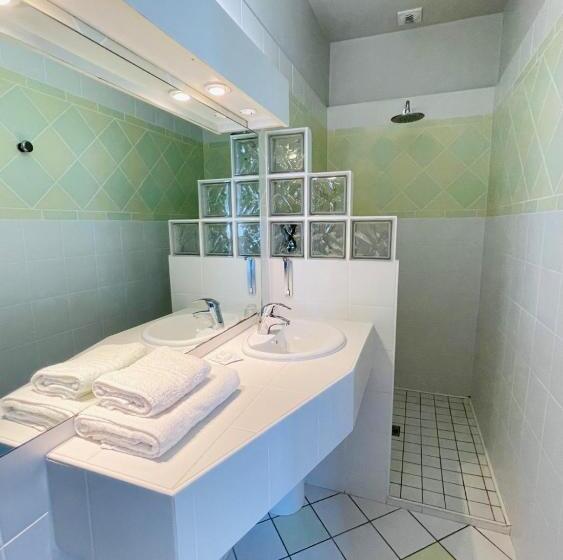 اتاق استاندارد سه نفره, Hostellerie De Bretonnière   Groupe Logis Hotels