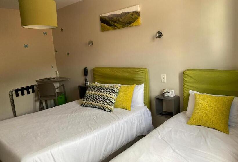 غرفة قياسية ثلاثية, Hôtel Juantorena