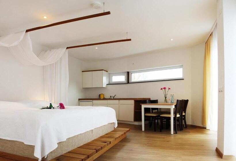 1 Bedroom Apartment River View, R & J