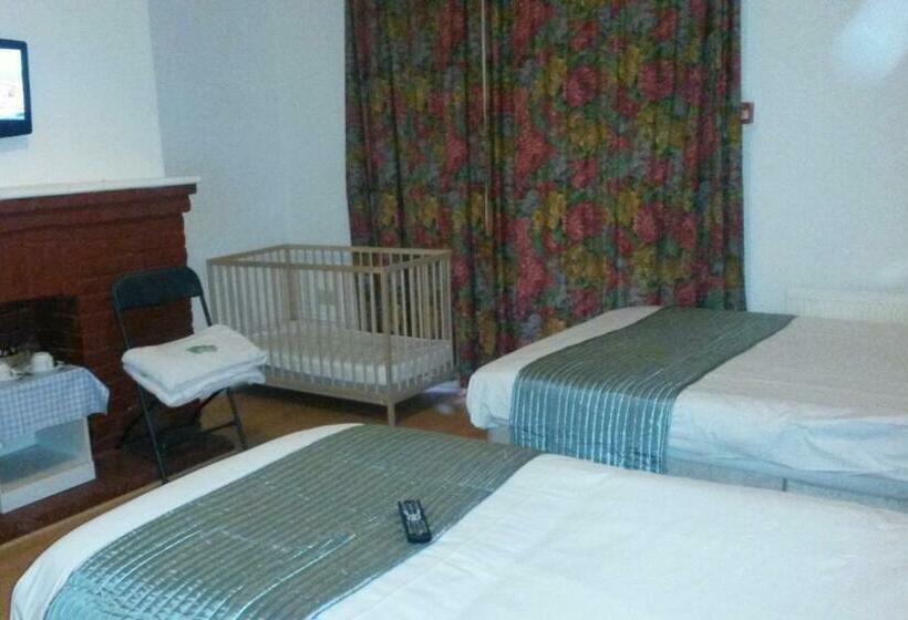 家庭房间共用浴室, Cedars House
