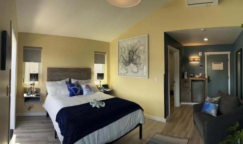 Полулюкс Одноместный с Террасой, Harborwalk Inn