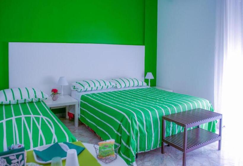 اتاق استاندارد سه تخته با بالکن, Melo Accommodations