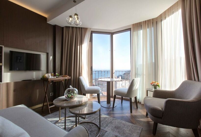 سوییت جونیور با چشم‌انداز دریا, Noble22 Suites Special Category